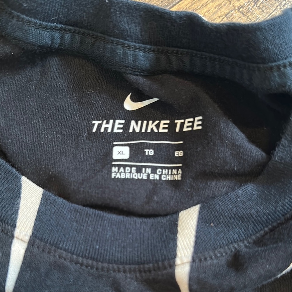 Nike Black and White Short Sleeve Tee with Alien Design Men size XL - Picture 2 of 4